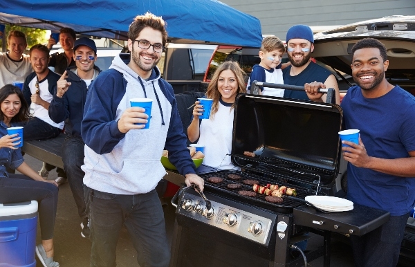 https://www.famousdaveschicago.com/cm/dpl/images/articles/10/tailgate_bbq.jpg