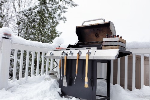 8 Winter Grilling Safety Tips | Famous Dave&#039;s Chicago - Winter_Grilling