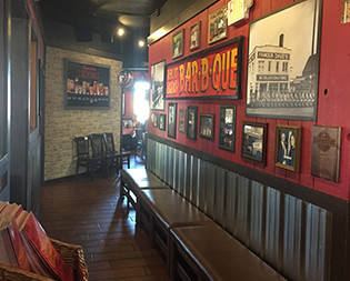 Famous Dave's BBQ North Riverside Location Interior